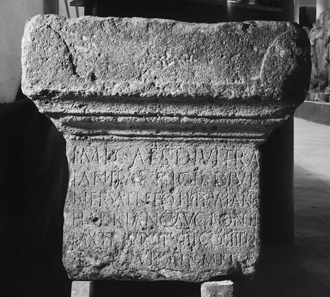 autel ; inscription