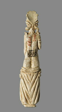 statuette, image 2/2