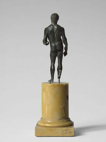 statuette, image 2/2