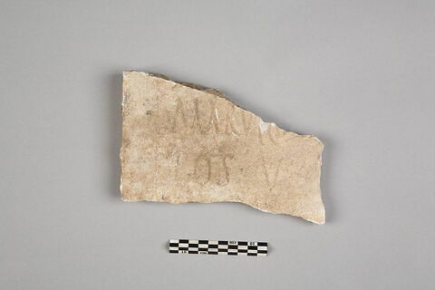 Stèle votive à Saturne (fragment), image 2/3