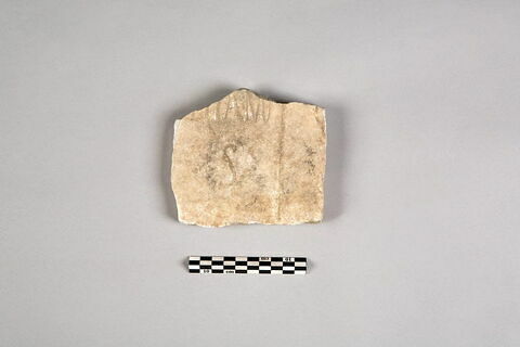 Stèle votive à Saturne (fragment), image 2/3