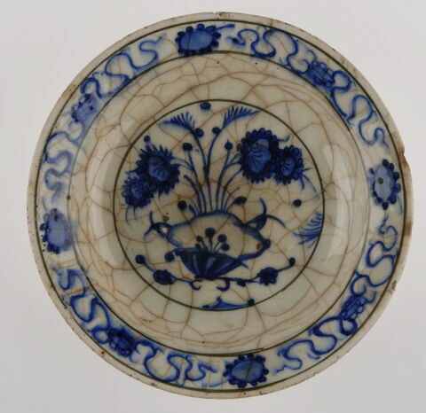 Petit plat aux fleurs épanouies nées d'un lotus, image 2/7