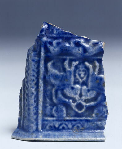 Tesson de bol à pan coupé à la scène d'investiture (?), image 2/2