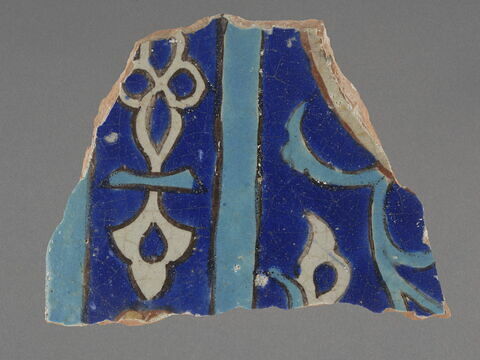 Fragment de plaque de revêtement à bordure turquoise et bleu cobalt alternées