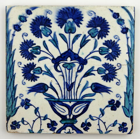 Carreau au vase d'oeillets à décor de tulipes et noeud bleu