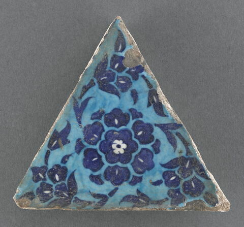 Carreau de forme triangulaire à décor de fleurs, image 5/5