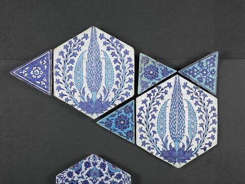 Carreau de forme triangulaire à décor de fleurs, image 2/5