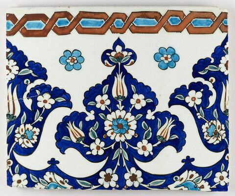 Carreau à fleurons fleuris et motif de tresse