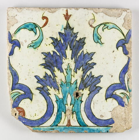 Carreau de bordure à décor d'acanthe et de demi fleurons