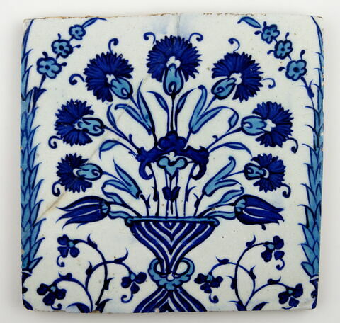 Carreau au vase d'oeillets rayé et noeud bleu