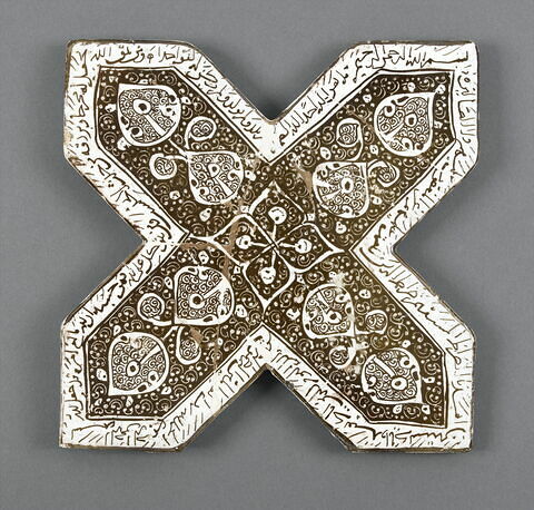 Croix à décor végétal stylisé, image 2/2