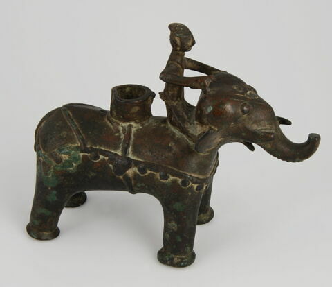 Pied de brûle-parfum ornithomorphe ou porte-bougie : éléphant et son cornac, image 5/8
