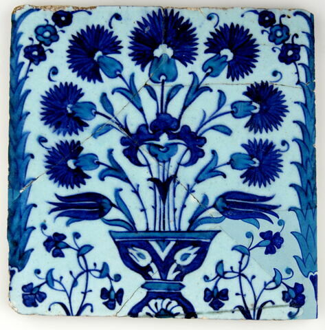 Carreau au vase d'oeillets à décor de tulipes et noeud bleu