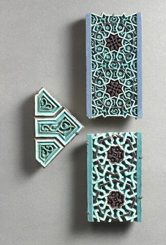 Fragment de carreau de revêtement à décor d'étoiles à huit branches et d'octogones, image 3/3