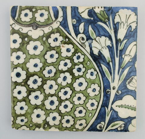 Carreau au vase décoré de fleurettes et jardin d'oeillets sur fond bleu sombre