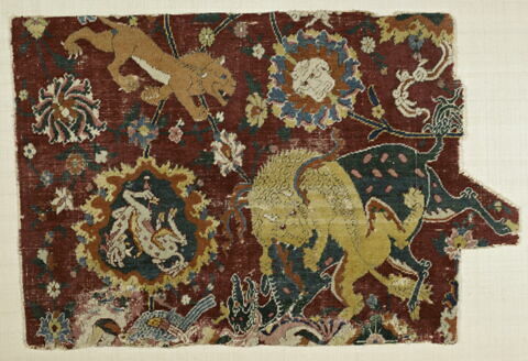 Fragment de tapis au combat d'animaux mythiques