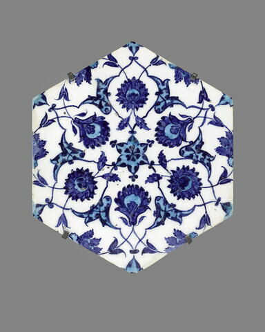 Carreau hexagonal à réseaux étoilés ponctués de rumi et de fleurs épanouies