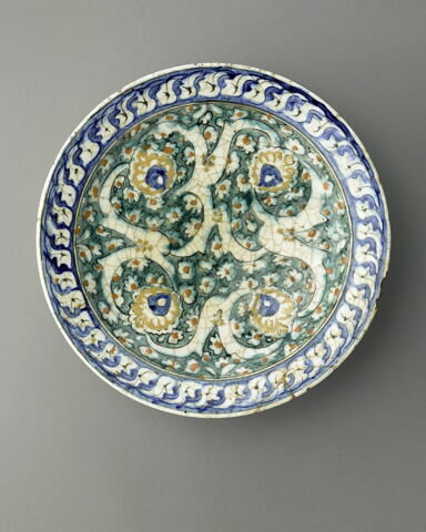 Plat ponctué de fleurettes, à décor cruciforme, image 3/6