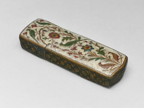 Etui à décor floral en relief