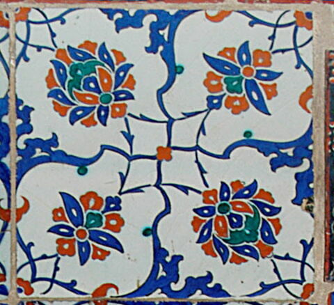 Carreau à décor de fleurons et de fleurs épanouies, image 2/2