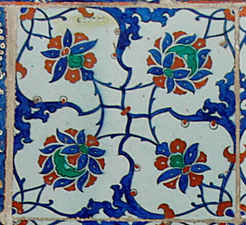 Carreau à décor de fleurons et de fleurs épanouies, image 2/2