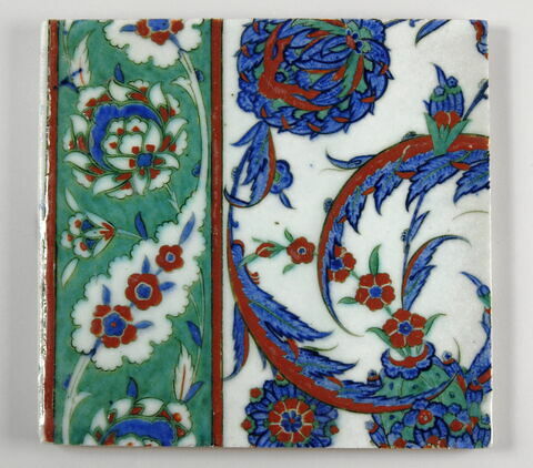 Carreau à décor floral saz et tiges à fleurette. Bordure à fleur épanouie saz et feuille dentelée fleurie sur fond vert