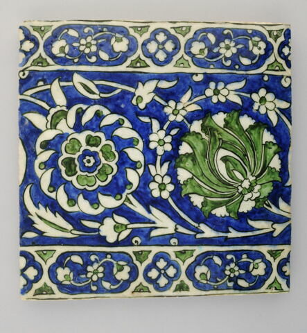 Carreau aux lotus et rosettes