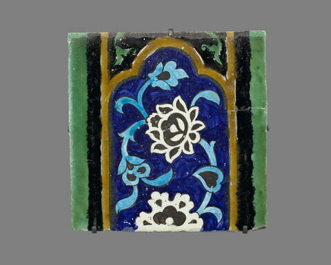 Carreau à décor de cartouche à motifs floraux