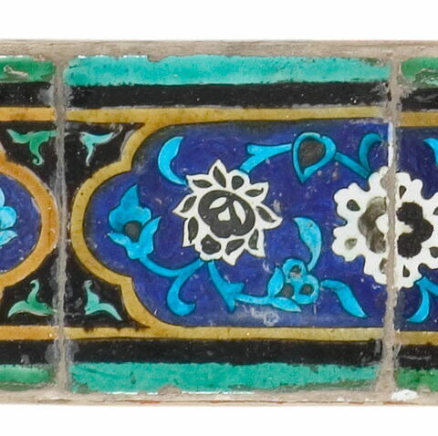 Carreau à décor de cartouche à motifs floraux, image 2/2