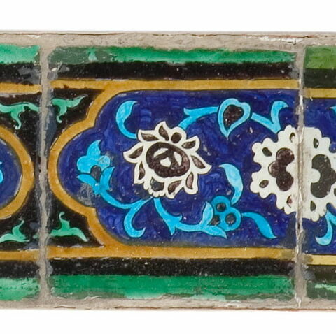 Carreau à décor de cartouche à motifs floraux, image 2/2