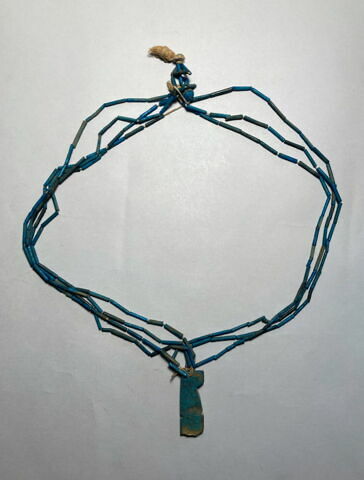 collier à 3 rangs ; perle tubulaire ; amulette