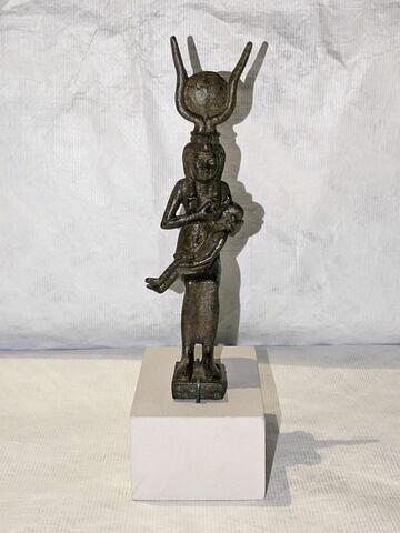 figurine d'Isis allaitant, image 2/5