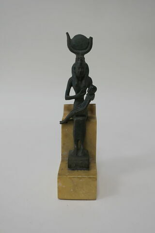 figurine d'Isis allaitant