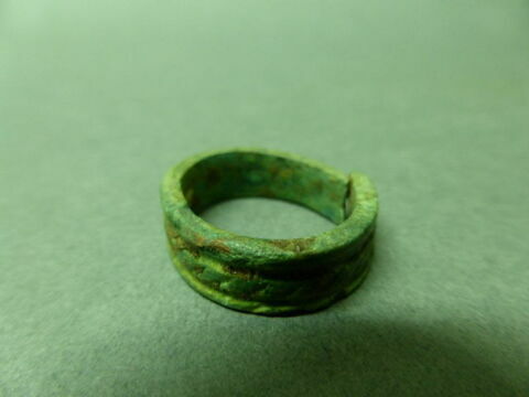 bijou ; bague  ; boucle d'oreille = pendant d'oreille