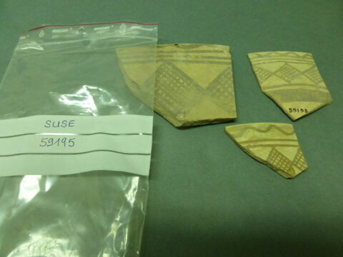 vase ; fragment, image 2/2