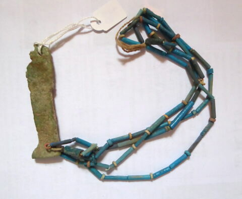 collier à pendentif ; collier à 2 rangs ; perle tubulaire ; amulette