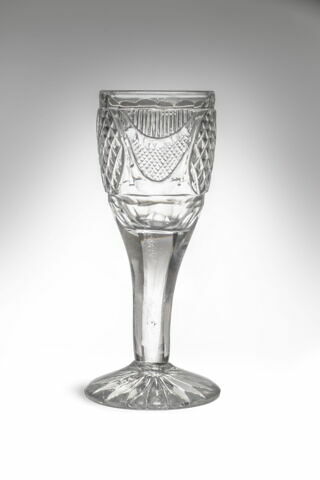 Verre sur pied, d'un ensemble avec trois carafes