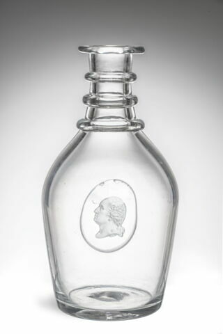 Carafe en poire avec camée