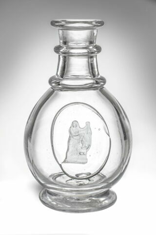 Carafe avec camée