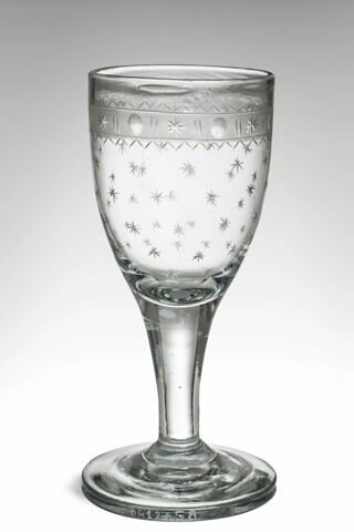 Verre à pied gravé d'étoiles