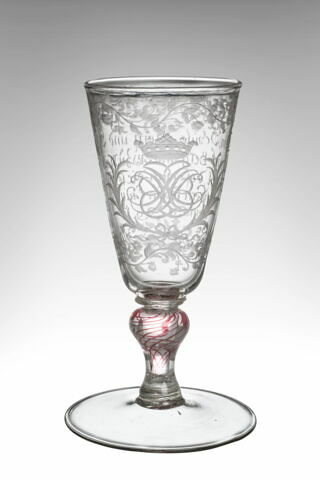 Verre à pied à filigrane rouge