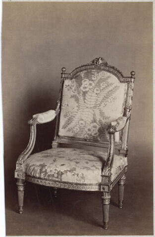 Fragments anciens et modernes de la garniture des fauteuils de la chambre de Marie-Antoinette à Saint-Cloud : soie à fleurs et fougères, image 2/3
