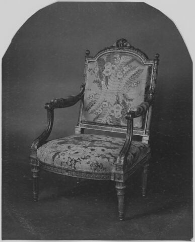 Fragments anciens et modernes de la garniture des fauteuils de la chambre de Marie-Antoinette à Saint-Cloud : soie à fleurs et fougères, image 2/3