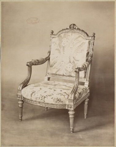 Fragments anciens et modernes de la garniture des fauteuils de la chambre de Marie-Antoinette à Saint-Cloud : soie à fleurs et fougères, image 3/3