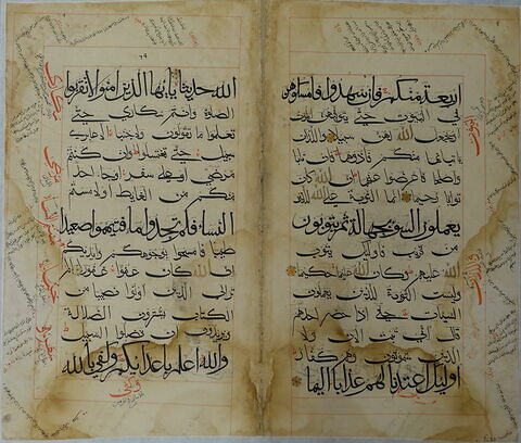 Double page d'un coran : Sourate 4 (Les femmes, al-nisāʾ), fol. 15v : versets 15 (fin) à 18 ; fol. 18r : versets 42 (fin) à 45