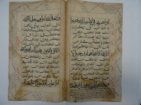 Double page d'un coran : Sourate 4 (Les femmes, al-nisāʾ), fol. 23v : versets 94 (fin) à 95 ; fol. 27r : versets 125 (fin) à 128