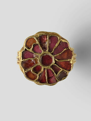 Bague mérovingienne d'Herpes, en orfèvrerie cloisonnée, image 4/5