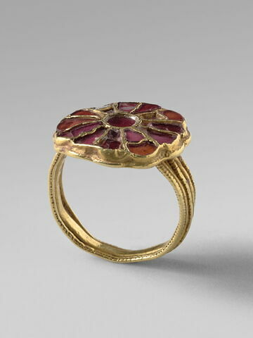 Bague mérovingienne d'Herpes, en orfèvrerie cloisonnée, image 5/5