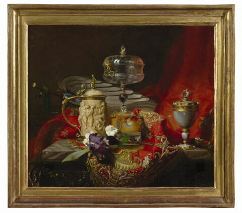 Nature morte aux objets d’art du Louvre : gemmes de Louis XIV et chope au triomphe de Silène sur une étoffe rouge brodée., image 2/2