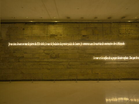 Ni apparence ni illusion. "Je me tiens devant un mur de pierre du XIIème siècle, le mur de fondation du premier palais du Louvre. Je commence avec le matériau de construction cher à Nietzsche."